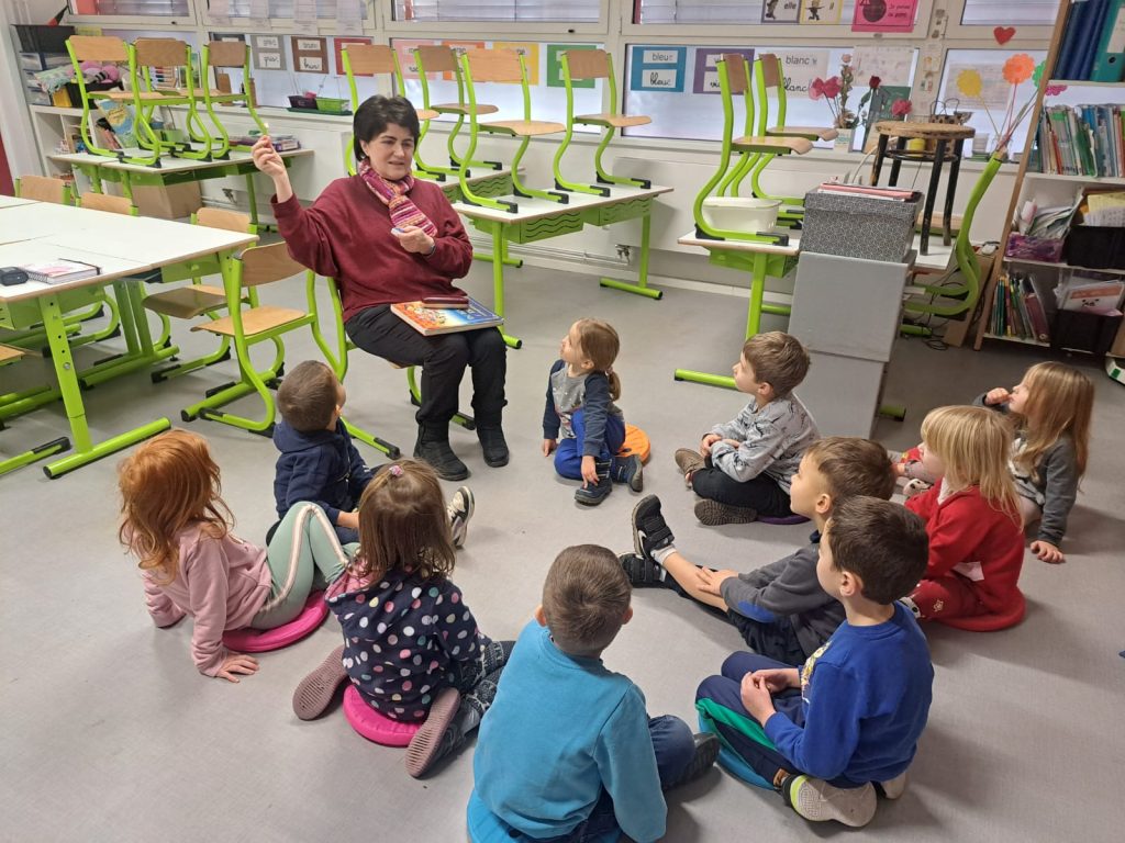 CHWILA Z CIEKAWĄ KSIĄŻKĄ